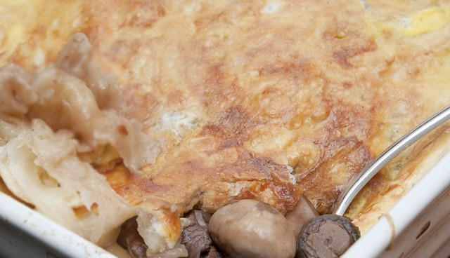 1. Этап. Мясной пирог под слоеным тестом: Готовый пирог подаем прямо в той посуде, в которой он запекался.