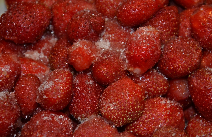 1. Этап. Блинчики с клубникой: Клубнику помыть, перебрать, посыпать сахаром, можно порезать на кусочки, если она крупная.