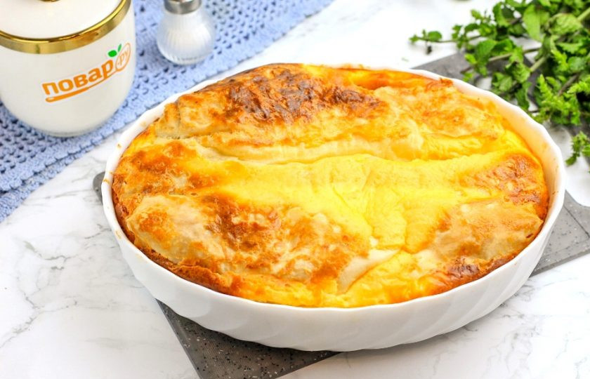 1. Этап. Болгарская баница: Испеките до румяности, чтобы болгарская баница приобрела золотистую корочку примерно 40-50 минут. Затем извлеките форму и слегка остудите пирог.