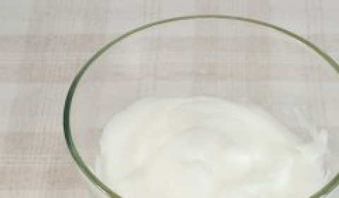 1. Этап. Творожники в духовке: В отдельной посуде взбейте белки до устойчивых пиков.