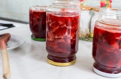 1. Этап. Клубничное варенье из крупной клубники: Закатываем крышками и переворачиваем вниз горлышком. После остывания убираем на место хранения.