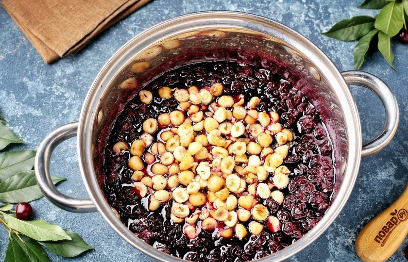 1. Этап. Варенье из вишни с орехами: Затем добавьте фундук и варите ещё 20 минут.