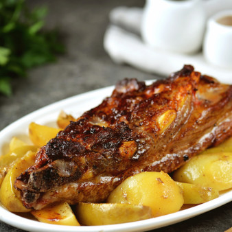 Свиные рёбрышки запечённые с картофелем и яблоками