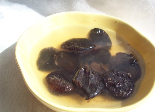 1. Этап. Курица в фольге в мультиварке: 1. Первым делом курицу достаем разморозиться, а чернослив промываем и замачиваем в горячей воде.