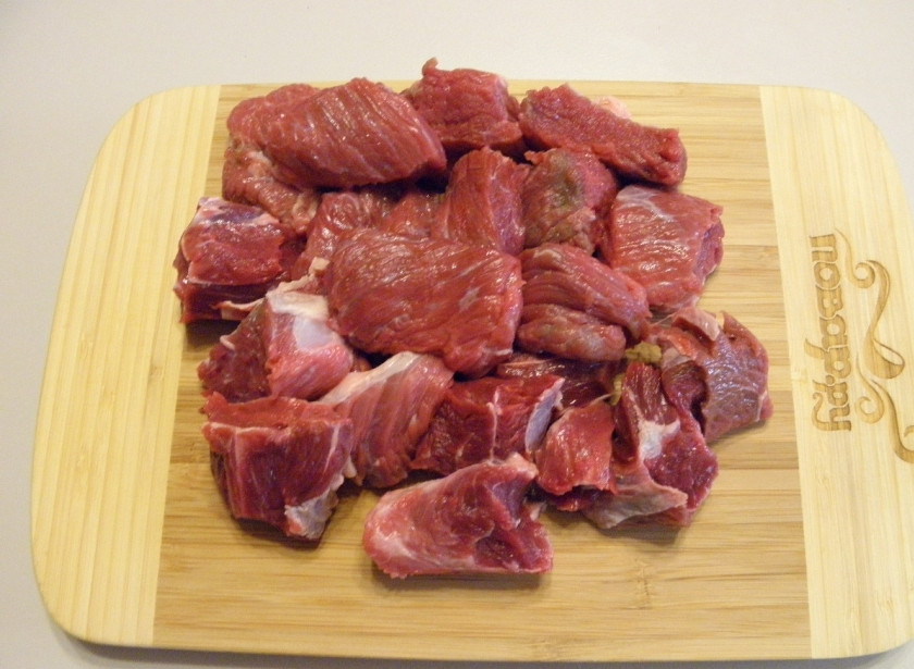1. Этап. Тушеная говядина с черносливом: Порежьте говядину на порционные небольшие кусочки. Желательно использовать для этого блюда только мякоть.