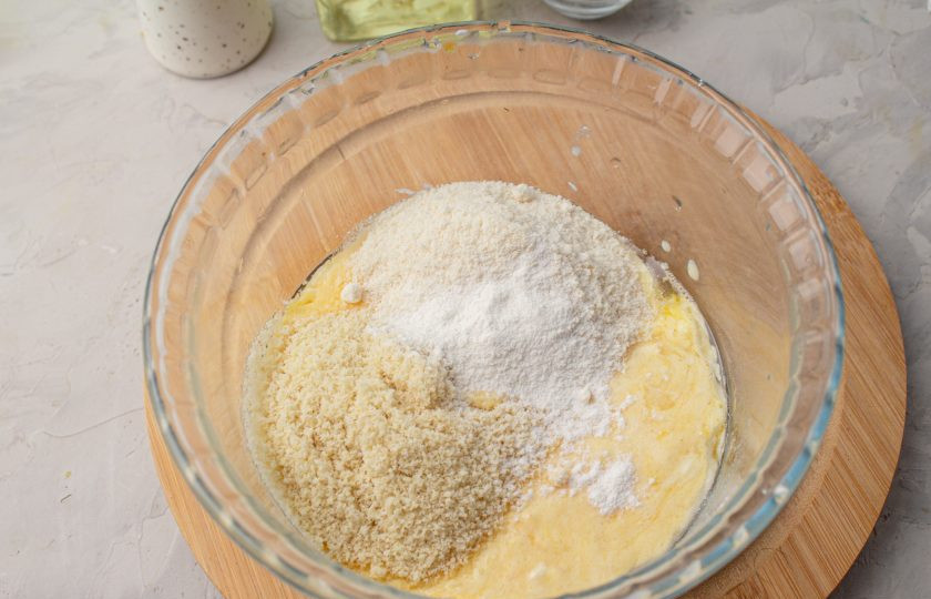 1. Этап. Кето-хлеб в микроволновке: Всыпьте оба вида муки, разрыхлитель.