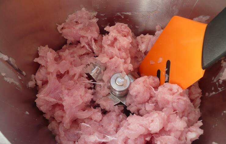 1. Этап. Котлеты из индейки в духовке: Филе пропускаем через мясорубку.