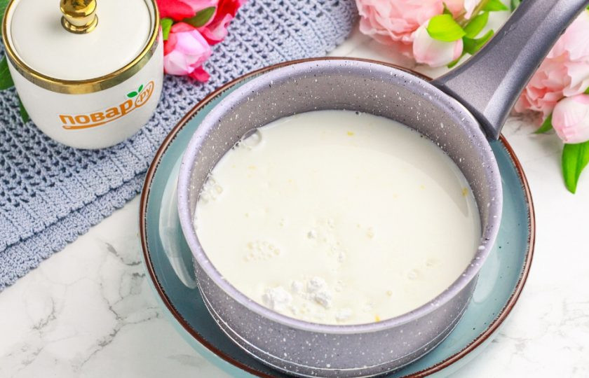 1. Этап. Шоколадный заварной крем: Добавьте в холодную жидкость кукурузный крахмал и снова перемешайте, крахмал опускается на дно емкости и может подгореть. Вмешивать его нужно непременно в холодную жидкость, в горячей он сбивается в комочки.