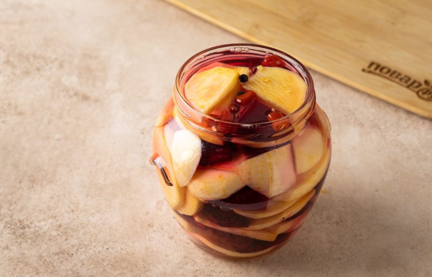 1. Этап. Репа на зиму: Влейте маринад в банку, герметично закройте крышкой и уберите заготовку в холодное тёмное место на хранение.