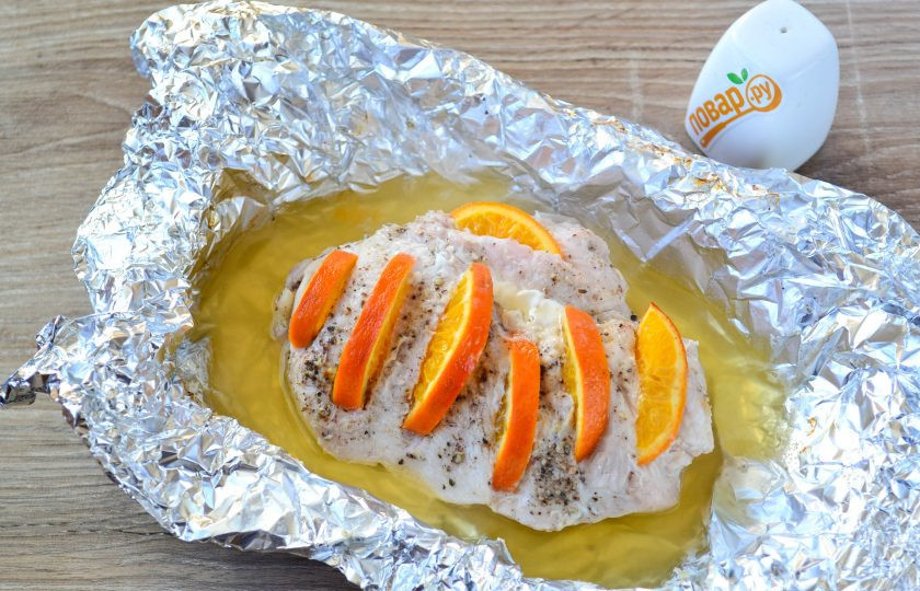 1. Этап. Индейка с мандаринами: За 15 минут до готовности разверните фольгу и залейте филе индейки подготовленной заливкой. Снова отправьте в духовку, уже не заворачивая фольгу.