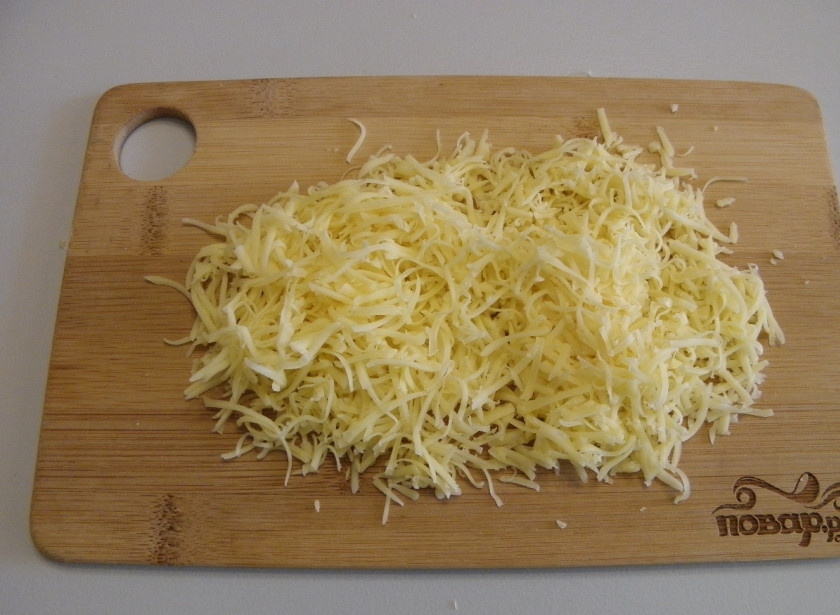 1. Этап. Морковные котлеты с сыром: Сыр натрите на терке.