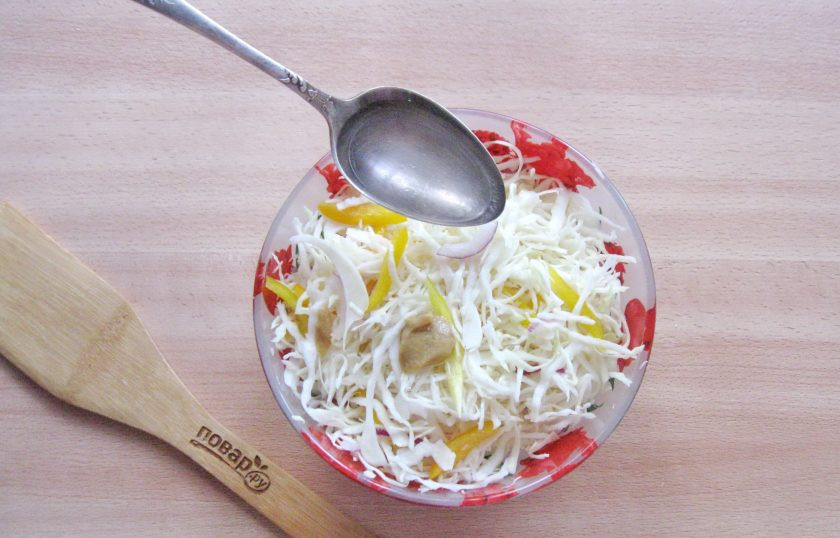 1. Этап. Капустный салат по-немецки: Залейте салат горячим маринадом и перемешайте.