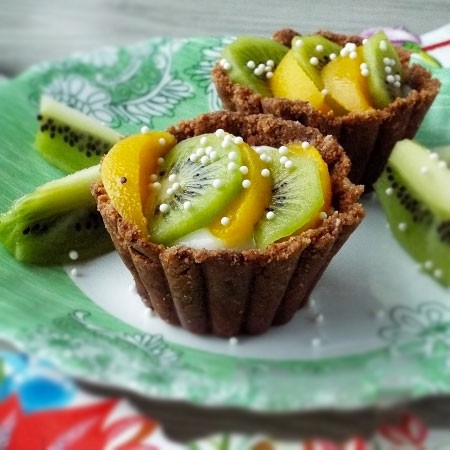 1. Stage. Chocolate fruit baskets: Put the fruit on the cream and serve. Keep in the refrigerator.