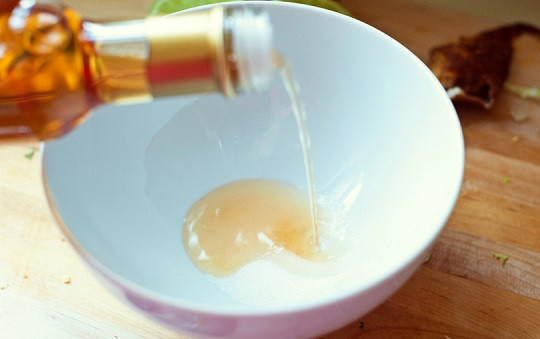 1. Этап. Простой салат из курицы: 5. Добавить винный уксус (также простой салат из курицы в домашних условиях можно заправить рисовым уксусом).