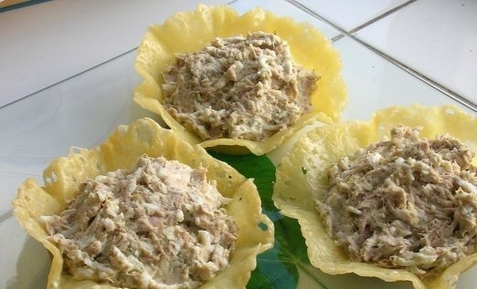 1. Этап. Корзиночки с салатом: 12. Выкладываем салат в корзиночки — и можно подавать.