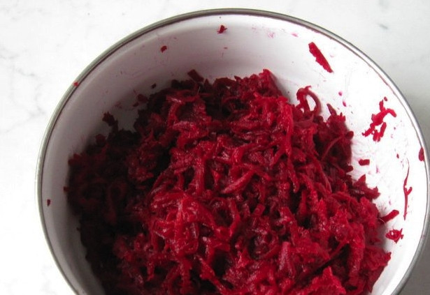 1. Этап. Диетический борщ без зажарки: Отварную свеклу чистим от шкурки и нарезаем мелкой соломкой или же натираем на крупной тёрке. Я в целях экономии времени обычно выбираю второй вариант. Свеклу и фасоль отправляем в кастрюлю к другим ингредиентам, туда же вливаем томатный сок. Ставим всё на малый огонь. При необходимости солим и перчим. После закипания варим ещё 30 минут.