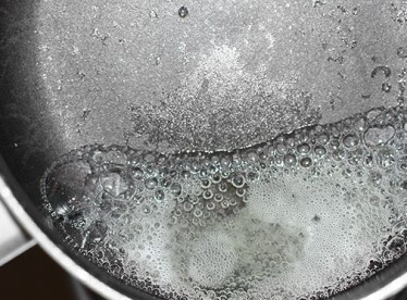 1. Этап. Завтрак Бенедикт: В небольшом сотейнике смешаем лимонный сок и винный уксус, доведем до кипения и маленькими порциями добавим смесь к желткам, не переставая взбивать.