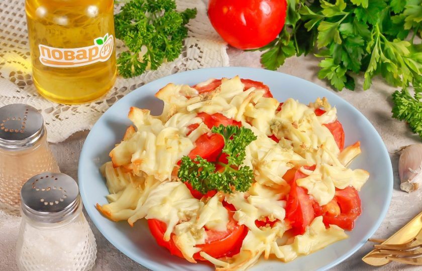 1. Этап. Помидоры запечённые с сыром сулугуни и чесноком: Затем выложите на тарелку и подайте блюдо к столу горячим, пока сыр тянется при дегустации.