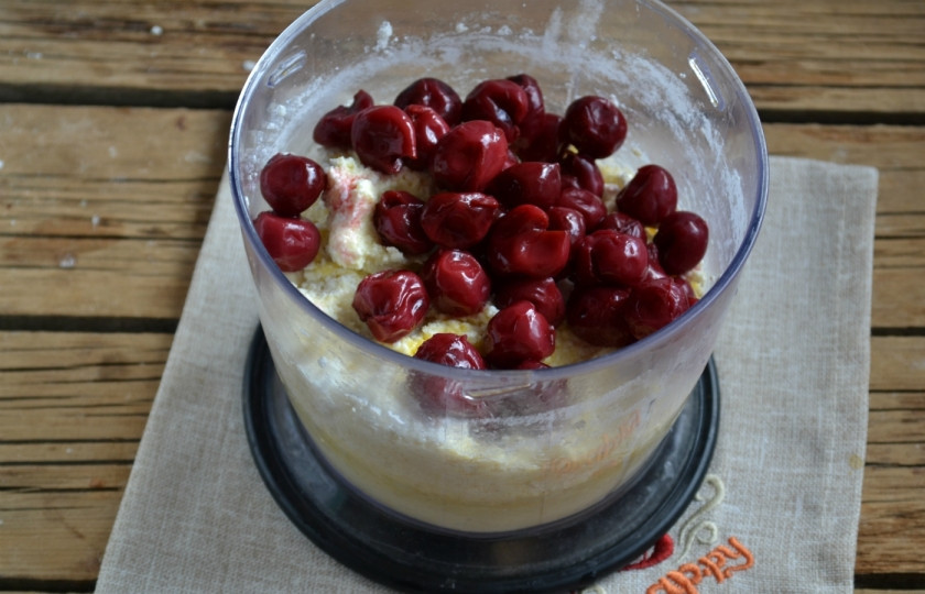 1. Этап. Творожный пирог с вишней: Добавьте вишню, перемешайте, чтобы она равномерно распределилась в сырной массе.