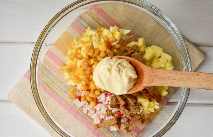 1. Этап. Салат Марсель с крабовыми палочками: Добавьте майонез. Перемешайте.