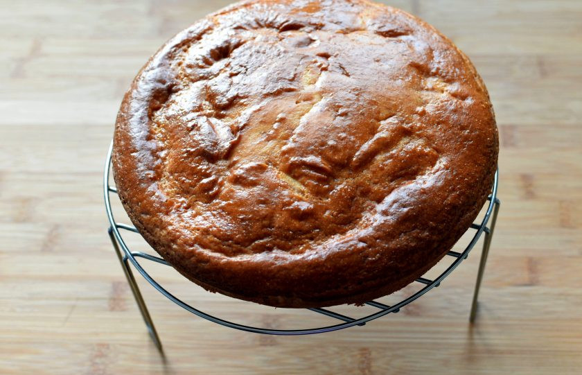 1. Этап. Пирог с мармеладом: Затем выньте пирог на решетку и дайте еще постоять минут 10. Это нужно, чтобы мармелад внутри успел немного остыть и не вытекал при нарезке.