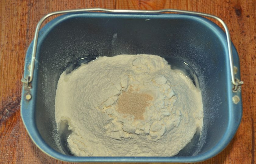 1. Этап. Китайский хлеб: Тесто я приготовлю в хлебопечке. На дно ведерка влейте воду, добавьте соль и просеянную муку, а сверху - дрожжи.