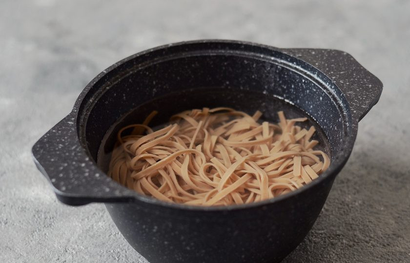 1. Этап. Гречневая лапша с ореховым соусом: Отварите гречневую лапшу по инструкции.