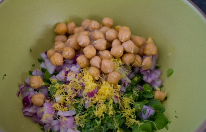 1. Этап. Лаваш без сыра: Две трети нута измельчите в блендере. Потом добавьте к нему оставшийся целый нут, мелко порезанный лук, зелень и цедру лимона.