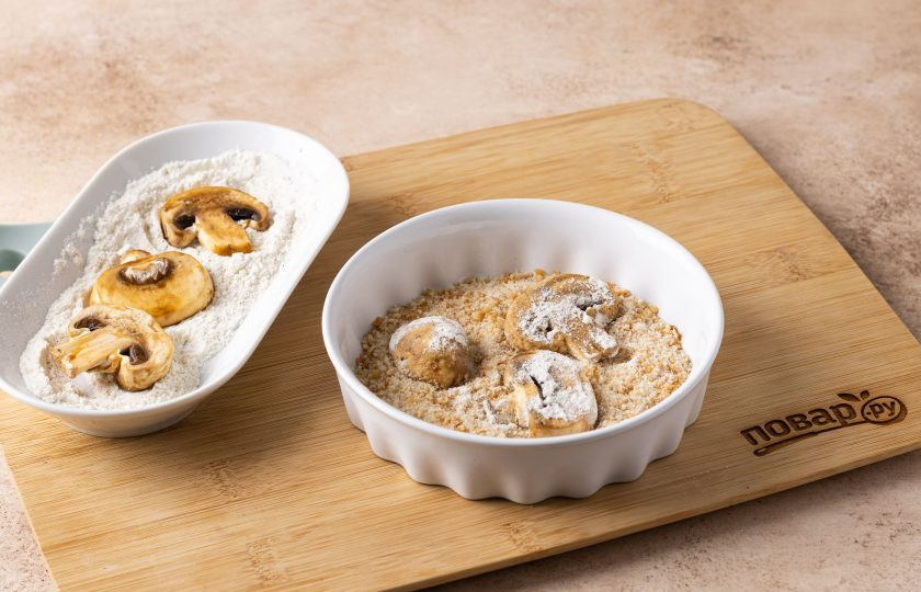 1. Этап. Грибы в сухарях с рисовой лапшой и салатом фризе: Смешайте муку, гранулированный чеснок, соль и черный молотый перец. Обваляйте грибы сначала в муке, затем в смеси из сухарей.