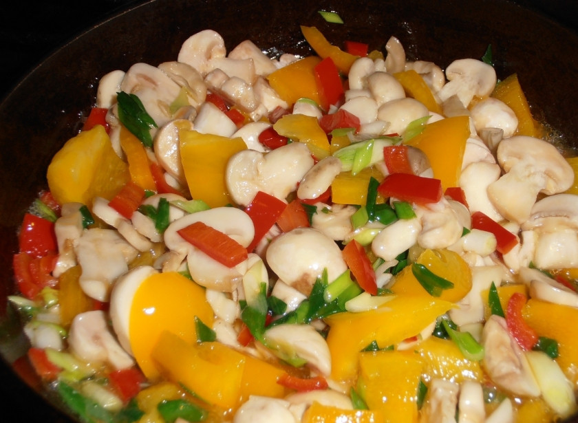 1. Этап. Рис с грибами и овощами: Обжаренную курицу отставьте в сторону. На сильном огне обжарьте овощи с грибами минут 5, добавьте немного растительного масла.