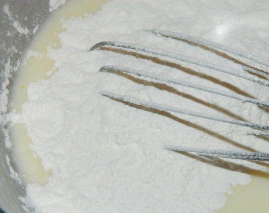 1. Этап. Оладьи рецепт классический на молоке: 3. В последнюю очередь всыпаем муку и доводим массу до однородной консистенции. Можно воспользоваться миксером, чтобы ускорить процесс. Тесто по густоте должно быть классическое (как на оладьи). Если хотите, чтобы оладьи получились как панкейки - сделайте тесто немного реже классического.