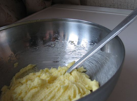 1. Этап. Печенье из овсяных хлопьев: Взбиваем размягченное сливочное масло с сахаром и солью.