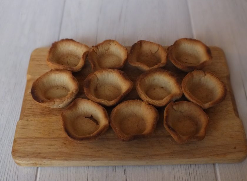 1. Этап. Корзиночки с фруктами и кремом: Готовые корзиночки достаньте из духовки. Переложите на доску и охладите.