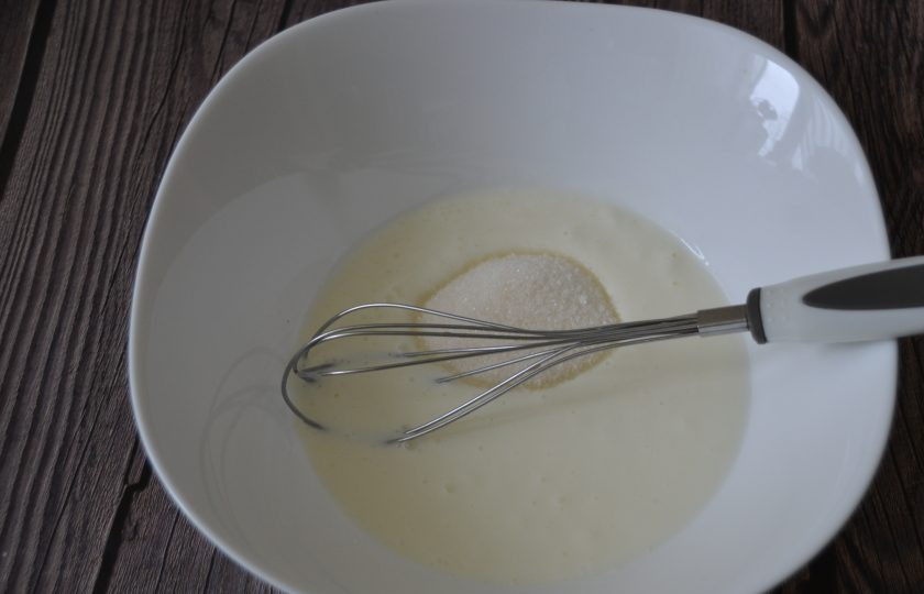 1. Этап. Ржаные оладьи на кефире: Всыпьте сахарный песок, размешайте.