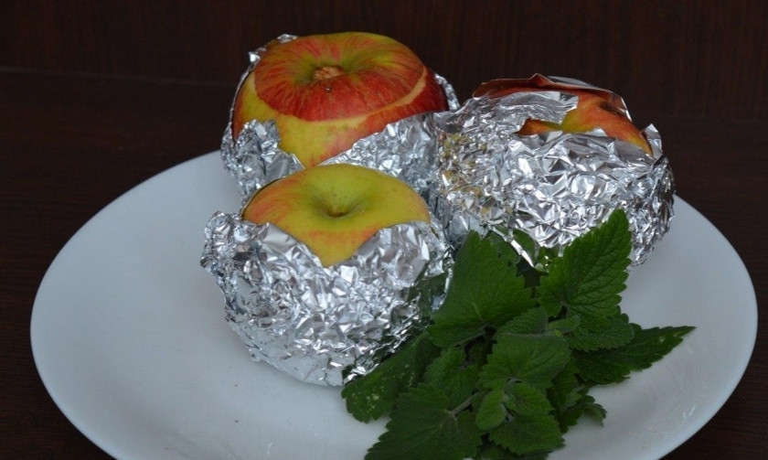 1. Этап. Диетический десерт из яблок: 3. Каждое яблоко оборачиваю фольгой, так все соки останутся внутри и яблоко не распадется.