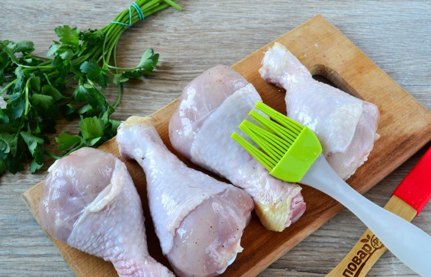 1. Этап. Куриные ножки в пивном рассоле: Выньте ножки из рассола, обсушите бумажными полотенцами. Смажьте голени растительным маслом.