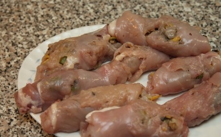 1. Этап. Куриные рулеты в молоке: Выкладываем овощи с грибами на кусочки курицы. Сворачиваем рулетики. Если они плохо держаться, закрепите зубочистками.