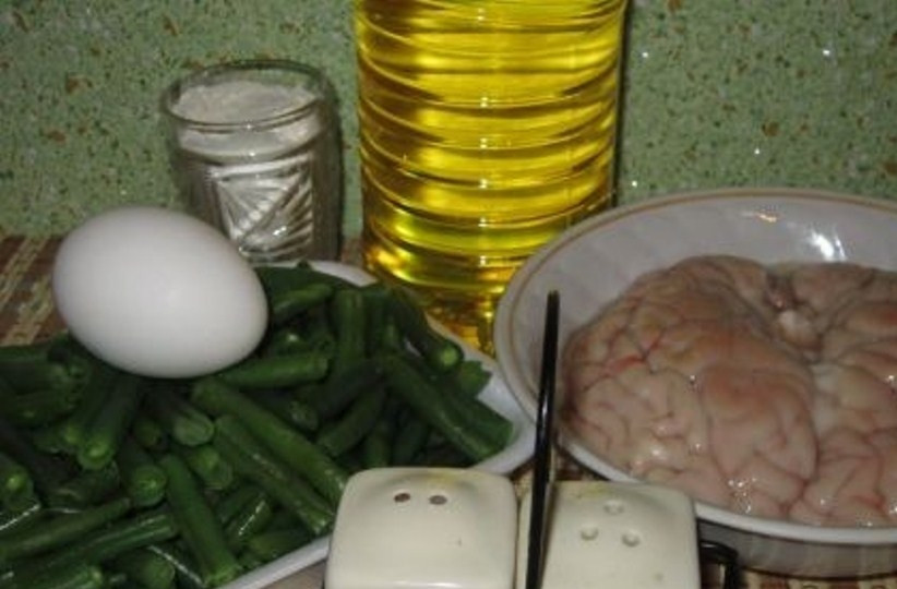 1. Этап. Мозги говяжьи жареные: Подготовьте ингредиенты. Прежде чем приступить к готовке, необходимо обработать мозги. Их необходимо вымочить в холодной воде, несколько раз меняя ее, на протяжении 2-3 часов. Удалите все сосуды, косточки и снимите аккуратно пленку с мозгов.