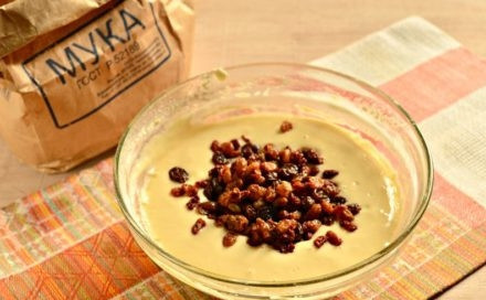 1. Этап. Рецепт оладий на молоке без дрожжей: Замешайте густое тесто. Добавьте изюм и ещё раз его перемешайте.