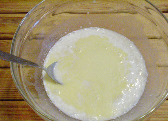 1. Этап. Печенье из дрожжевого теста: 5. Добавим масло в тесто.