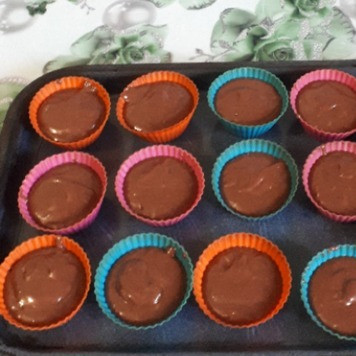 1. Этап. Шоколадные кексы на кефире: Тесто разлить по формочкам не до краев.