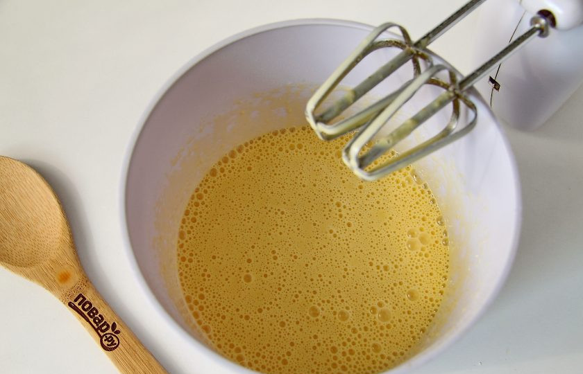 1. Этап. Блины на кипятке без молока: Взбейте все до исчезновения комочков.