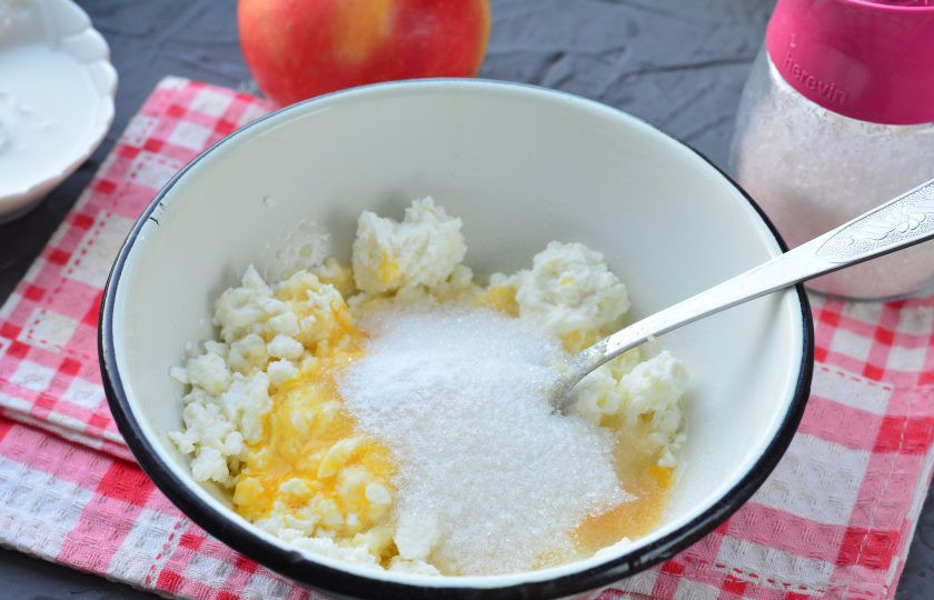 1. Этап. Пудинг для детей: Всыпьте сахар и перемешайте.