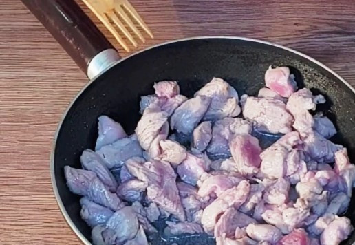 1. Этап. Мясные «Рассольники»: 9. Кусочки индейки обжариваем на сильном огне до 