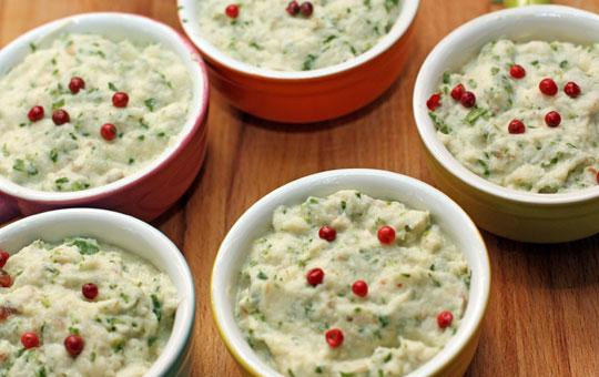 1. Этап. Суфле из трески: Формы для запекания смазываем сливочным маслом. Выкладываем в них нашу рыбную массу.