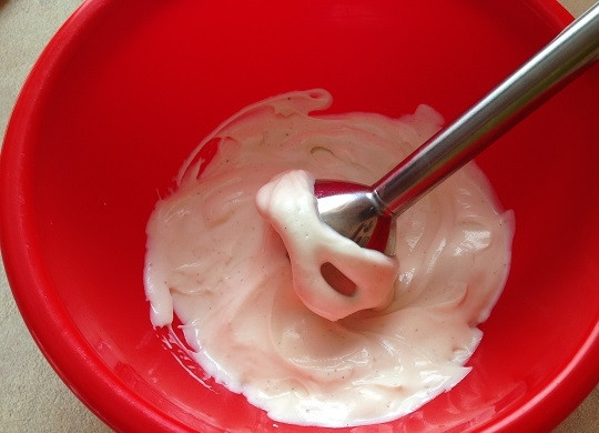 1. Этап. Бисквитный торт с вишней и творожным кремом: 9. Творог протираем через сито, добавим к нему 75-100 мл сливок, сахар по вкусу и ванильный сахар. И взбиваем блендером до однородности.