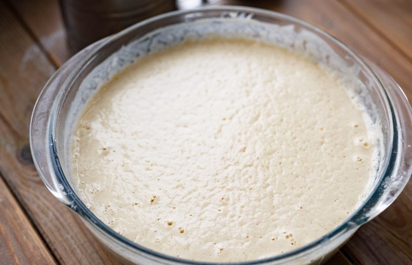 1. Этап. Дрожжевые заварные блины на кефире: Через час тесто заметно увеличилось в объеме и приобрело пористую структуру. Тесто не перемешивайте.