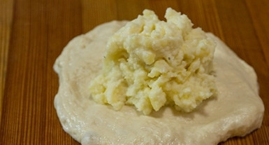 1. Этап. Пирожки на воде: Тесто разделите на лепешки, положите начинку и уложите пирожки на противень.