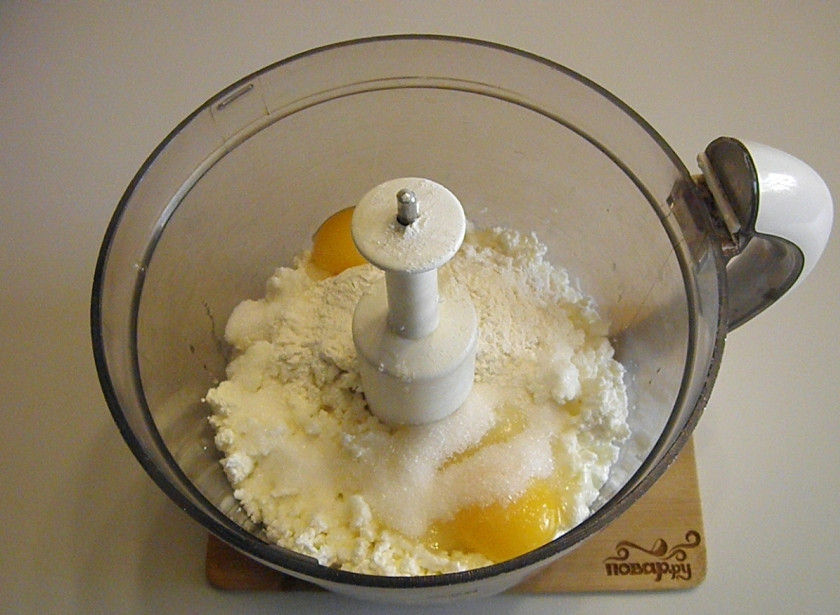 1. Этап. Творожная запеканка с цукатами: В чашу блендера сложите творог, яйца, сахар, щепотку соли, муку и ванилин.