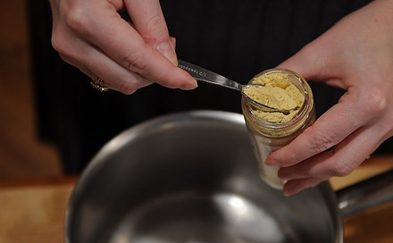 1. Этап. Маринованная цветная капуста: В кастрюлю насыпаем сахар, кладем горчицу.